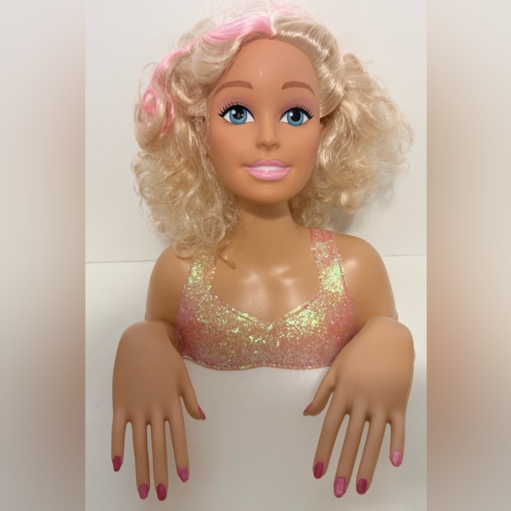 Mattel Just Play 2016 Barbie Styling Head with movable hands.
